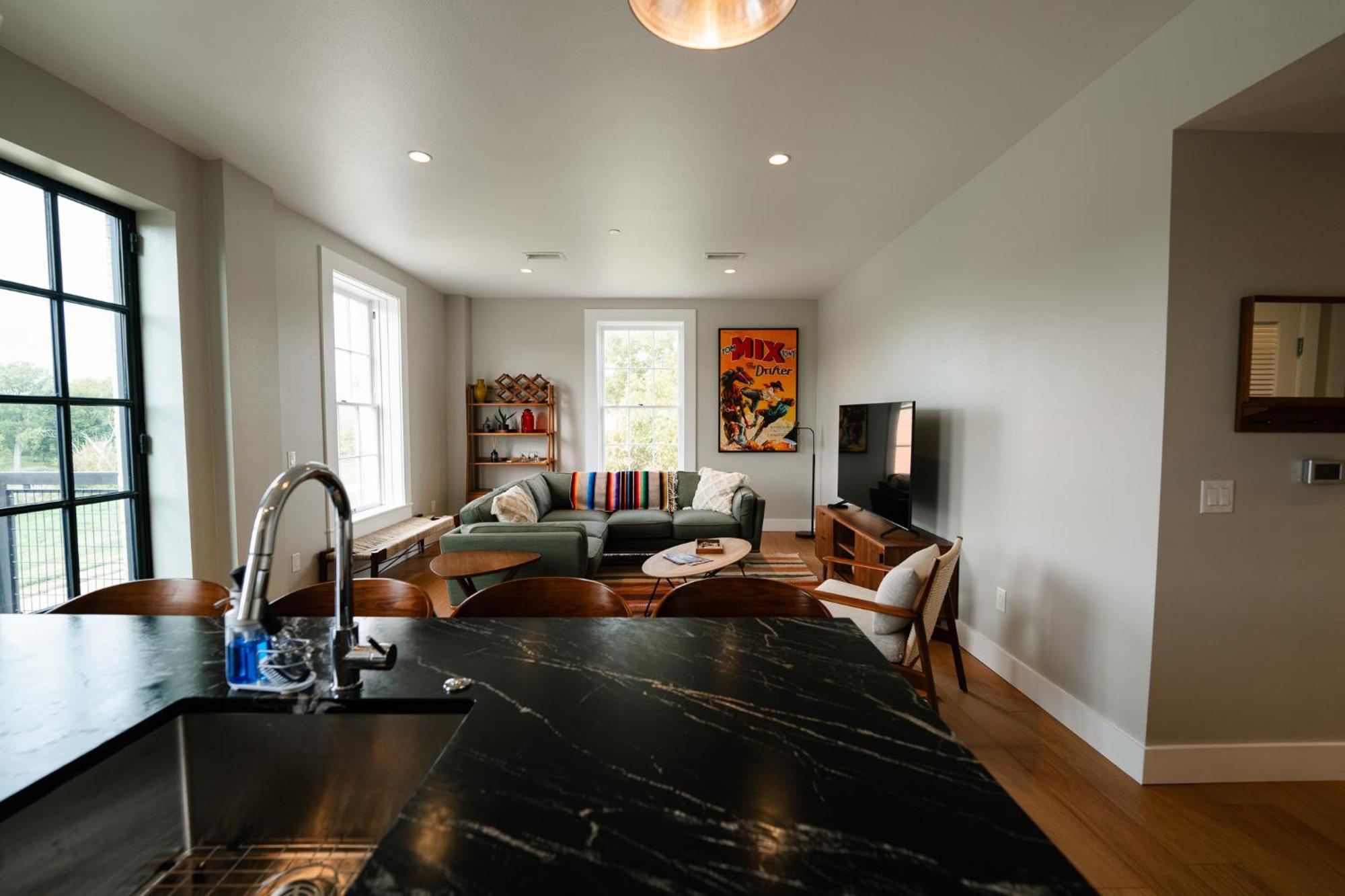 Western 1924 Luxury Lofts Martindale Экстерьер фото